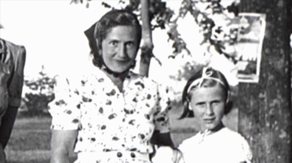 La escritora Angelika Schrobsdorff, de niña, con su madre, cuya historia cuenta en ’Tú no eres como otras madres’. 