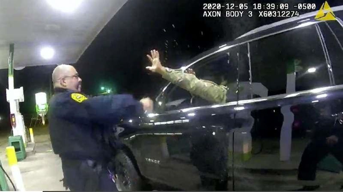 Detingut, amenaçat i agredit al tornar a casa: Nou abús policial als Estats Units contra un home negre Detingut, amenaçat i agredit al tornar a casa: Nou abús policial als Estats Units contra un home negre