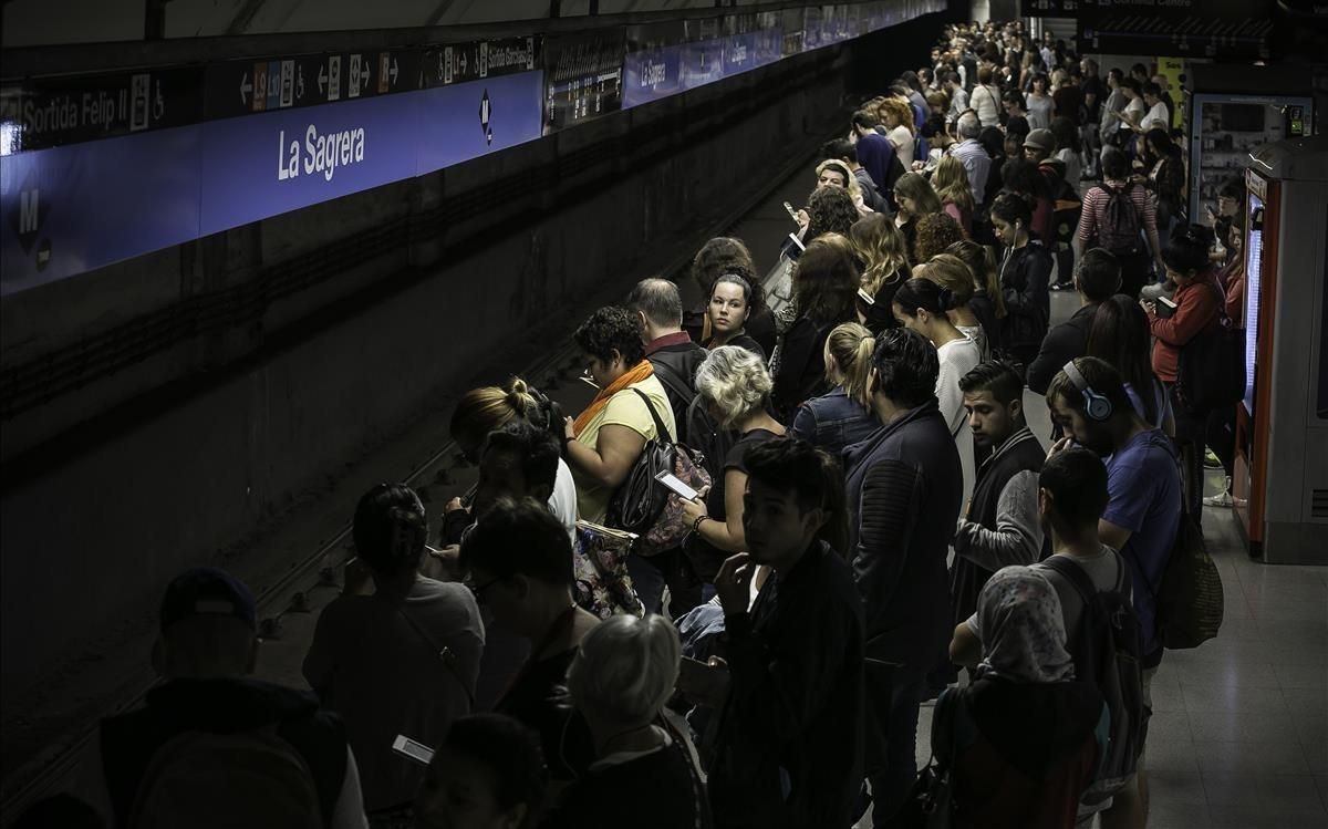 Acumulaciones en los andenes del metro durante la última huelga general del 3 de octubre. Acumulaciones en los andenes del metro durante la última huelga general del 3 de octubre.