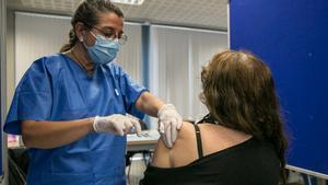 Una mujer recibe la vacuna del covid, en Barcelona.