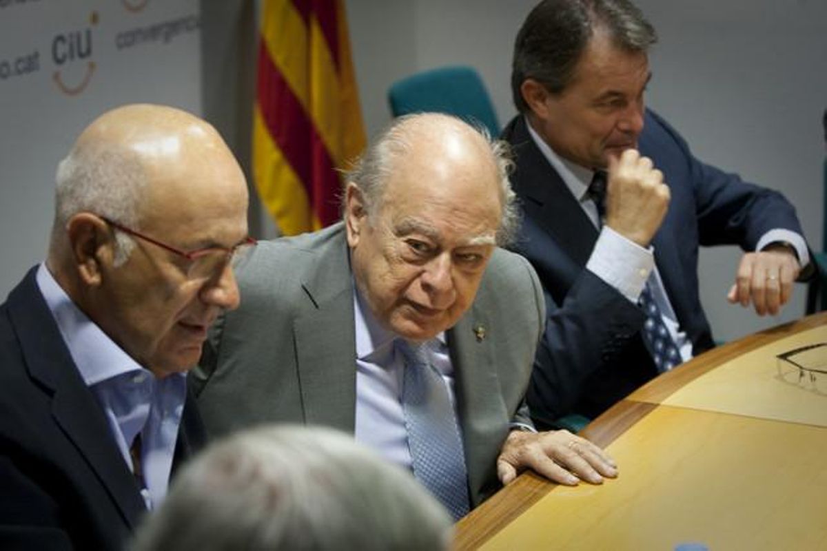 El ’expresident’ Jordi Pujol (centro), junto a Artur Mas (derecha) y Josep Antoni Duran Lleida, el pasado 17 de septiembre, durante la reunión de la ejecutiva de CiU. El ’expresident’ Jordi Pujol (centro), junto a Artur Mas (derecha) y Josep Antoni Duran Lleida, el pasado 17 de septiembre, durante la reunión de la ejecutiva de CiU.
