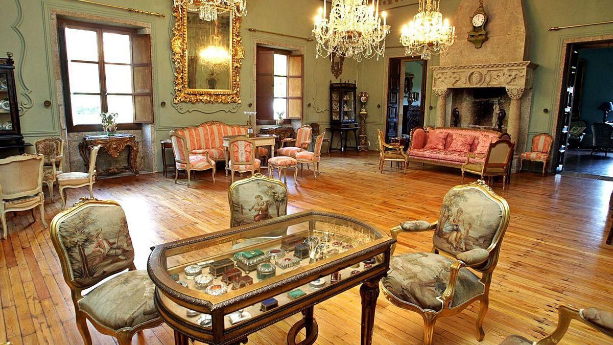 Uno de los salones del pazo de Meirás. Uno de los salones del pazo de Meirás.