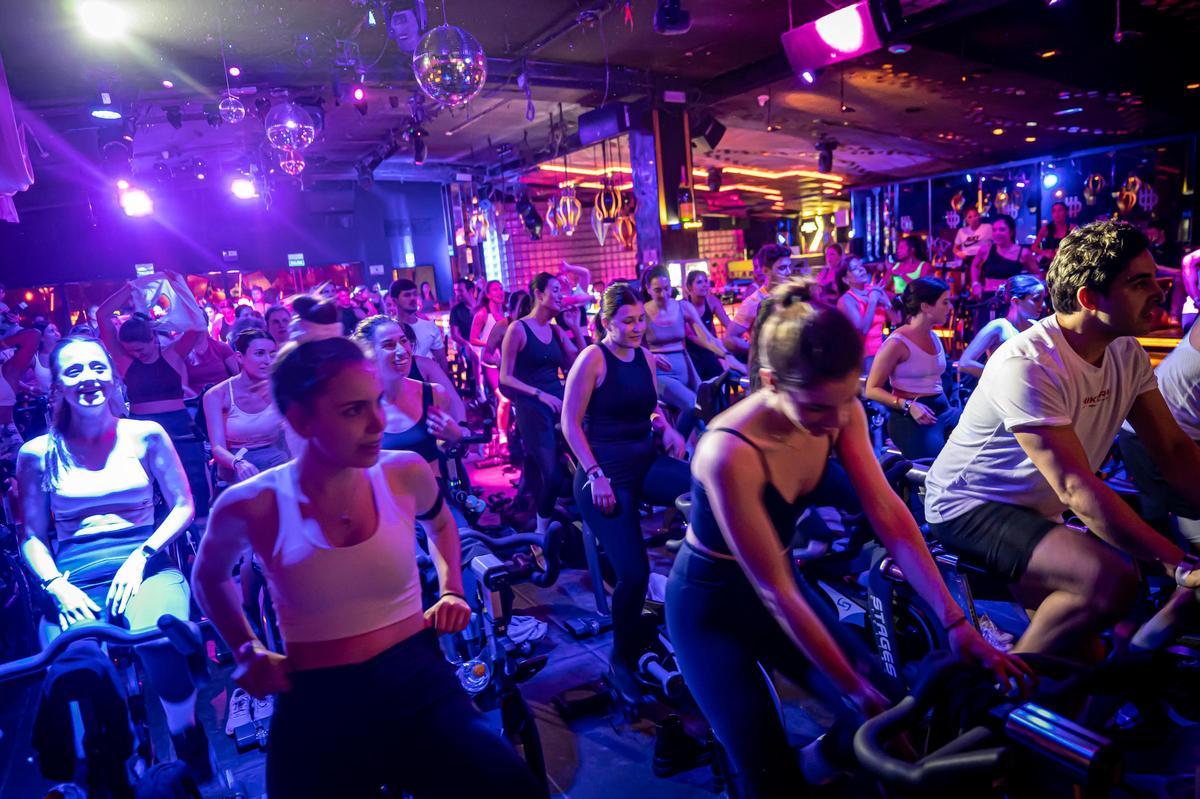 Sesión de ciclismo 'indoor' de Lapso Studios en la discoteca Bling ...