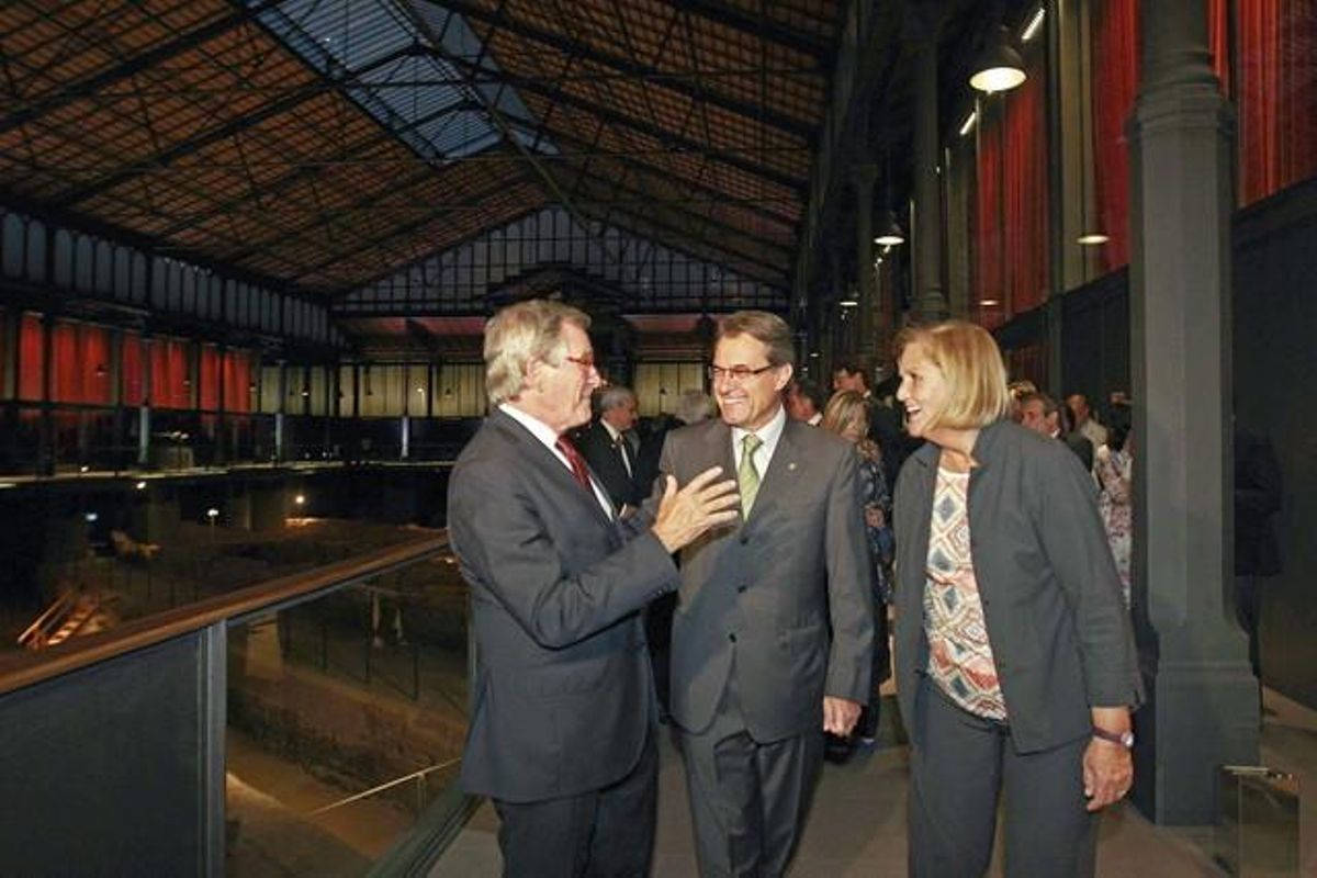 El presidente catalán, Artur Mas (centro), el alcalde de Barcelona, Xavier Trias, y la presidenta del Parlament, Nuria de Gispert, durante la inauguración del Centro Cultural Born. El presidente catalán, Artur Mas (centro), el alcalde de Barcelona, Xavier Trias, y la presidenta del Parlament, Nuria de Gispert, durante la inauguración del Centro Cultural Born.