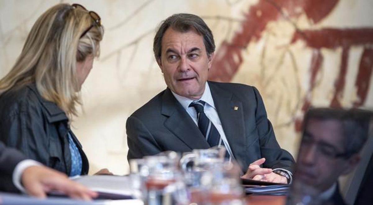Artur Mas habla con Joana Ortega, durante la reunión del Govern del martes 21 de abril. Artur Mas habla con Joana Ortega, durante la reunión del Govern del martes 21 de abril.