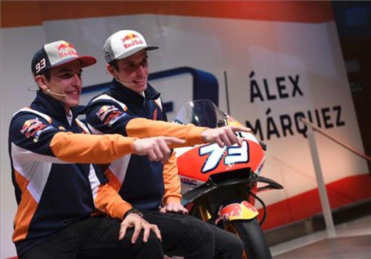 Los hermanos Márquez en la presentación de Álex como nuevo miembro de Repsol Honda. Los hermanos Márquez en la presentación de Álex como nuevo miembro de Repsol Honda.