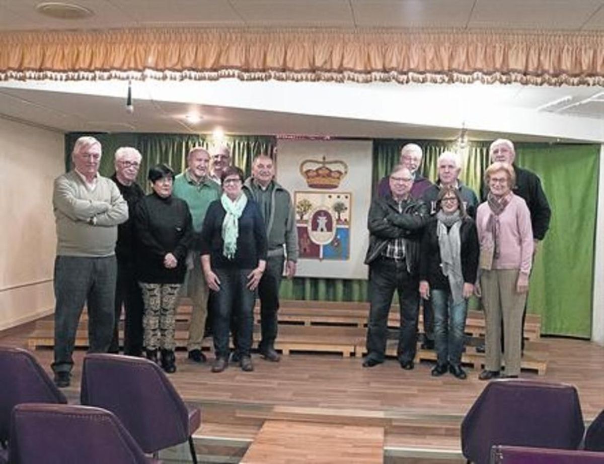 Heras, el presidente (segundo por la izquierda) de la casa de Soria, y otros socios, en el salón de actos de la entidad.. Heras, el presidente (segundo por la izquierda) de la casa de Soria, y otros socios, en el salón de actos de la entidad..
