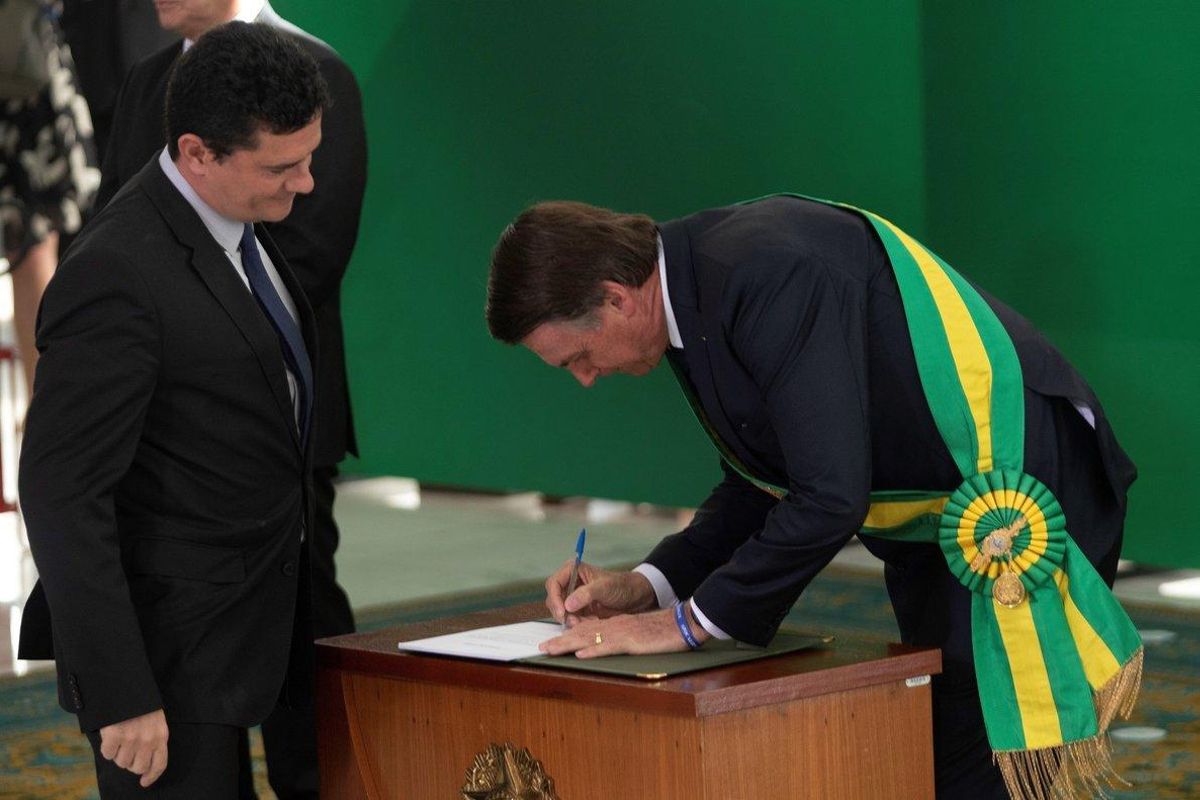 Bolsonaro, capitán de la reserva del Ejército y líder de la extrema derecha en Brasil, fue investido como mandatario en Brasilia. Bolsonaro, capitán de la reserva del Ejército y líder de la extrema derecha en Brasil, fue investido como mandatario en Brasilia.