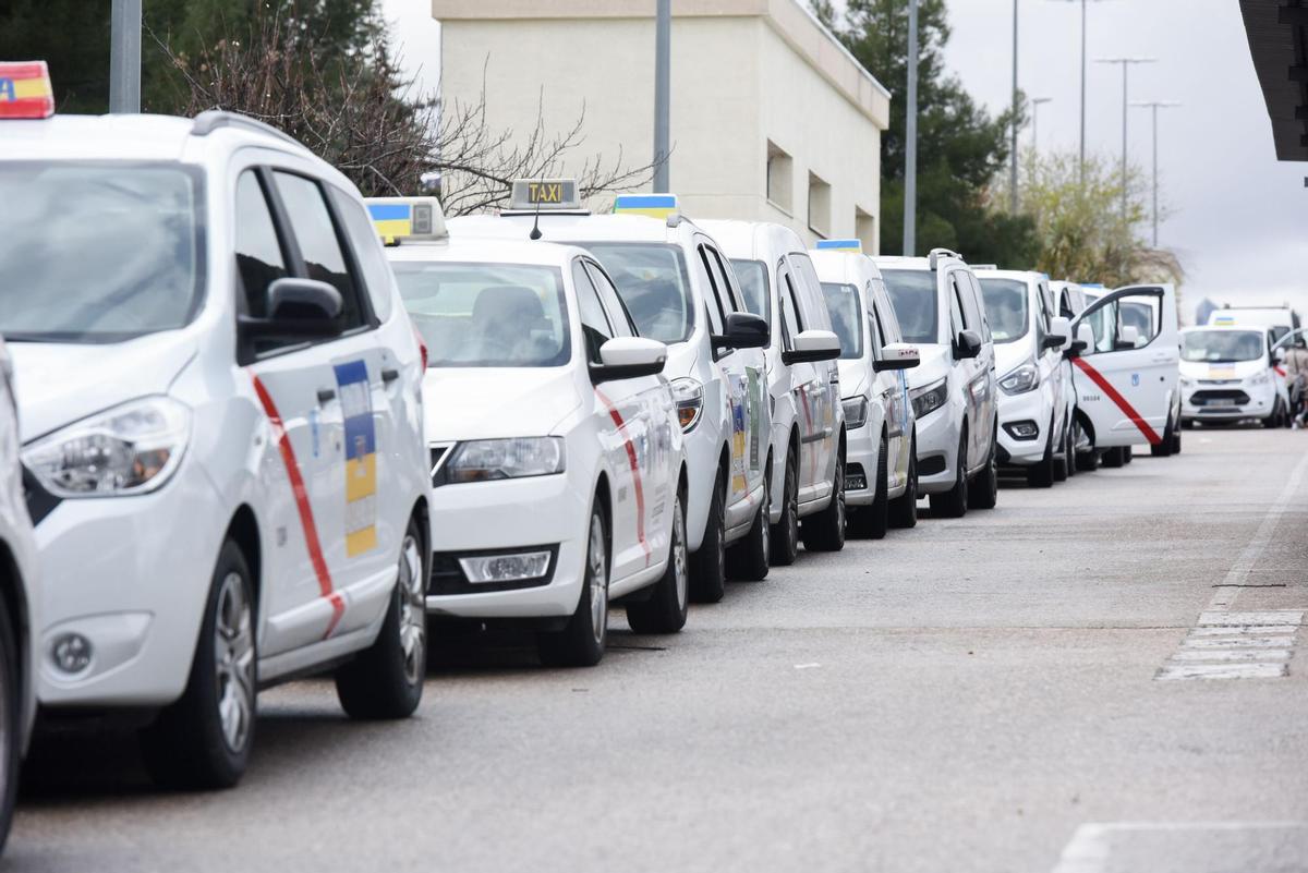 El Gobierno se compromete ante el taxi a que los VTC de ámbito nacional no presten servicios urbanos
