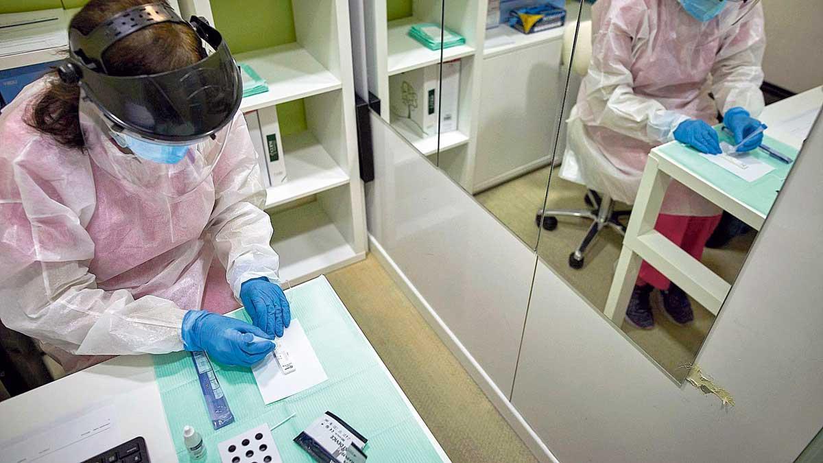 Realización de un test de antígenos del coronavirus en Madrid.