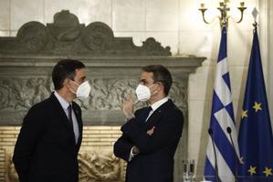 El presidente del Gobierno, Pedro Sánchez, charla con el primer ministro griego, Kyriakos Mitsotakis, el pasado 10 de mayo en Atenas. 