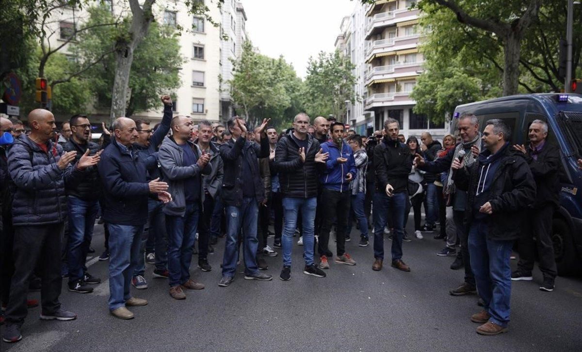 Trabajadores de la planta de Nissan en Zona Franca manifestándose a las puertas del Departament de Treball de la Generalitat. Trabajadores de la planta de Nissan en Zona Franca manifestándose a las puertas del Departament de Treball de la Generalitat.