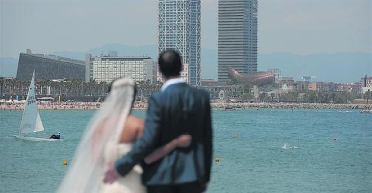 Parella de nuvis del Vietnam i de Suïssa, en un casament organitzat per Your Barcelona Wedding. Parella de nuvis del Vietnam i de Suïssa, en un casament organitzat per Your Barcelona Wedding.