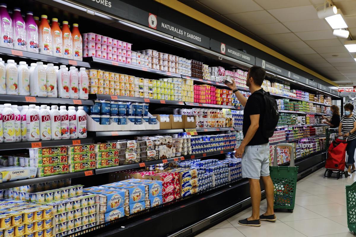 Imagen de un lineal de alimentos en un supermercado.