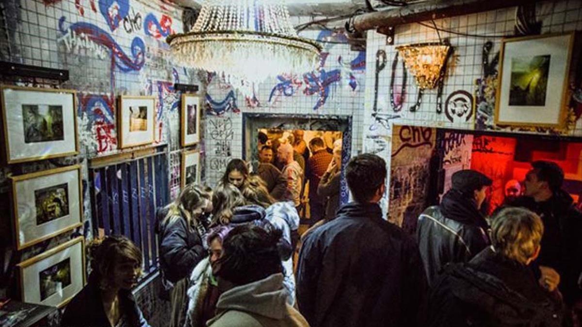 Este exbaño público es ahora un diminuto bar nocturno y escenario de ‘djs’ entre cuatro paredes grafiteadas. 