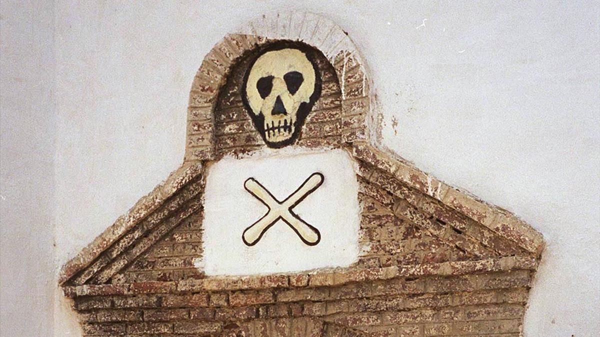 Dintel de un calabozo de una cárcel negrera de Ghana, una de las costas de aprovisionamiento de los capitanes negreros del XIX. Dintel de un calabozo de una cárcel negrera de Ghana, una de las costas de aprovisionamiento de los capitanes negreros del XIX.