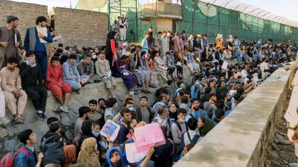 Población afgana se agolpa en el exterior del aeropuerto de Kabul Población afgana se agolpa en el exterior del aeropuerto de Kabul