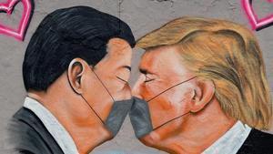 Grafiti de Xi Jinping y Donald Trump emulando el del beso de Breznev y Honecker, ambos en el muro de Berlín.
