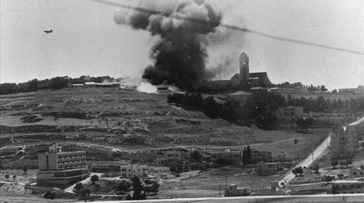 Posiciones jordanas bombardeadas en las colinas que rodean Jerusalén por un avión israelí en junio de 1967.