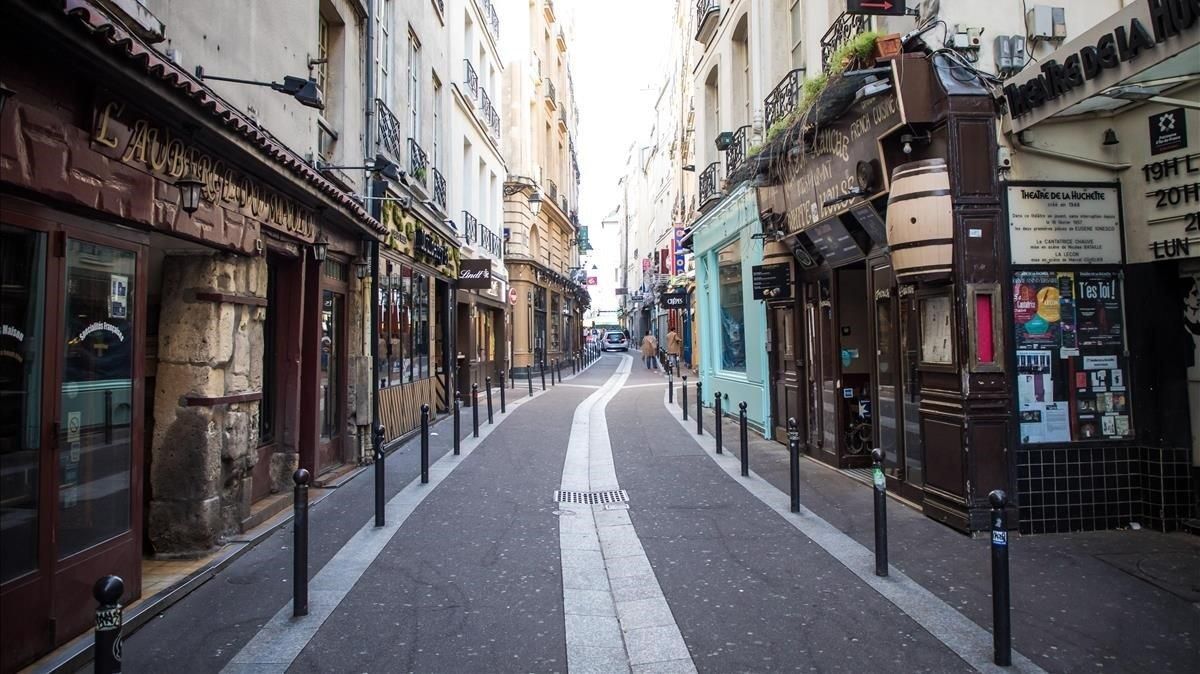 Vista de una calle desierta del barrio latino de París. Vista de una calle desierta del barrio latino de París.