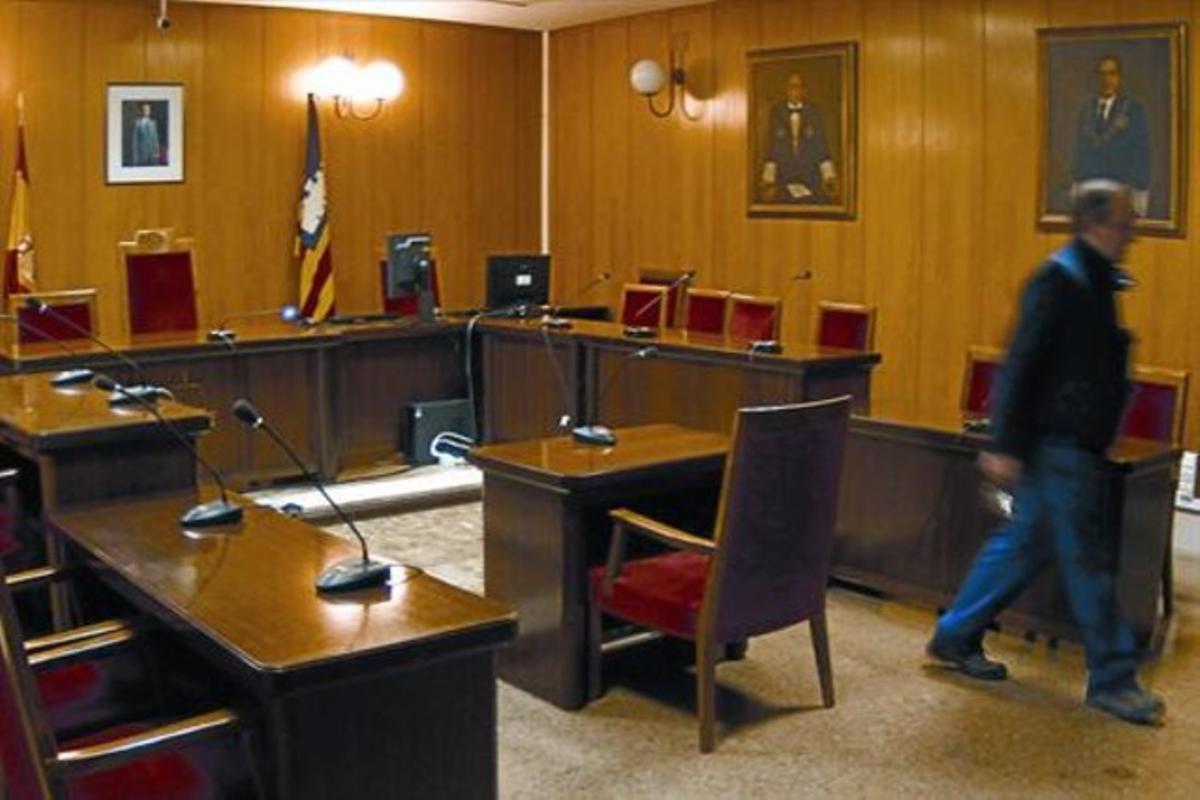 La sala de los juzgados de Palma donde hoy prestará declaración Iñaki Urdangarín está presidida por una foto del Rey.