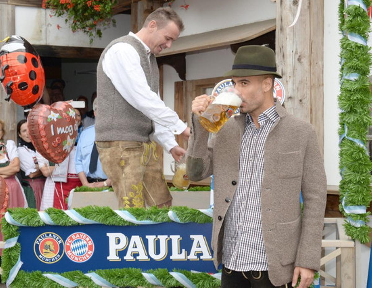 Pep Guardiola, bebiendo cerveza en la Oktoberfest