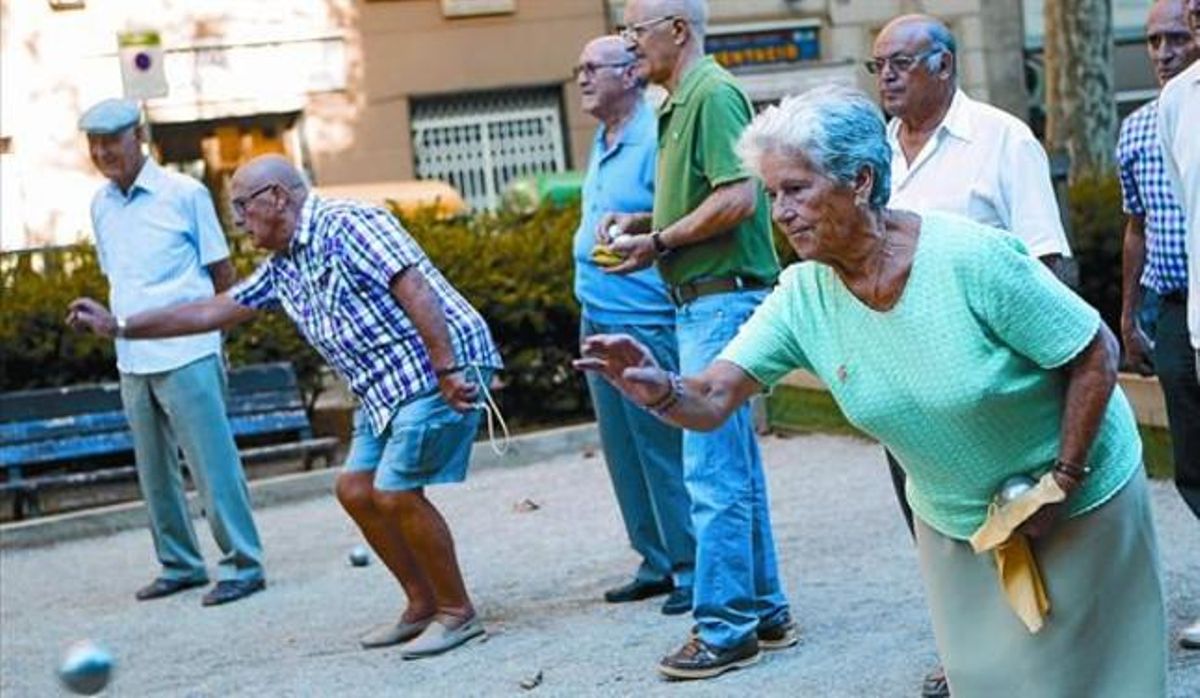 Un grupo de pensionistas juega a petanca en un parque de Barcelona. Un grupo de pensionistas juega a petanca en un parque de Barcelona.