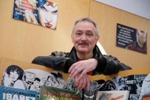 El dibujante Alfonso López, en la sección de cómic de la Biblioteca Jaume Fuster de Barcelona, el pasado marzo.