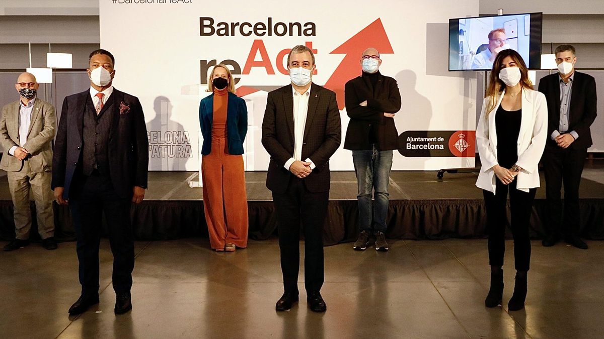 Collboni, en el centro de la imagen, con algunos de los futuros ponentes de Barcelona React Collboni, en el centro de la imagen, con algunos de los futuros ponentes de Barcelona React