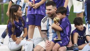 Leo Messi, con su familia, tras ganar el Mundial.