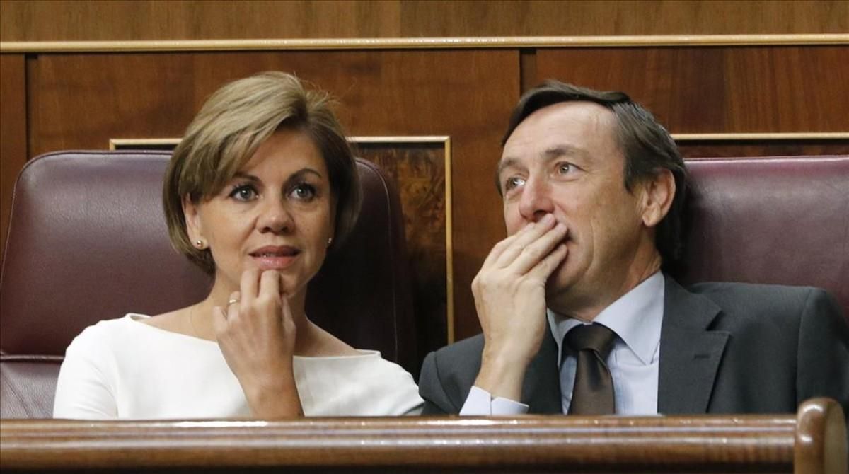 El portavoz parlamentario del PP, Rafael Hernando, junto a la secretaria general del partido, Dolores de Cospedal El portavoz parlamentario del PP, Rafael Hernando, junto a la secretaria general del partido, Dolores de Cospedal