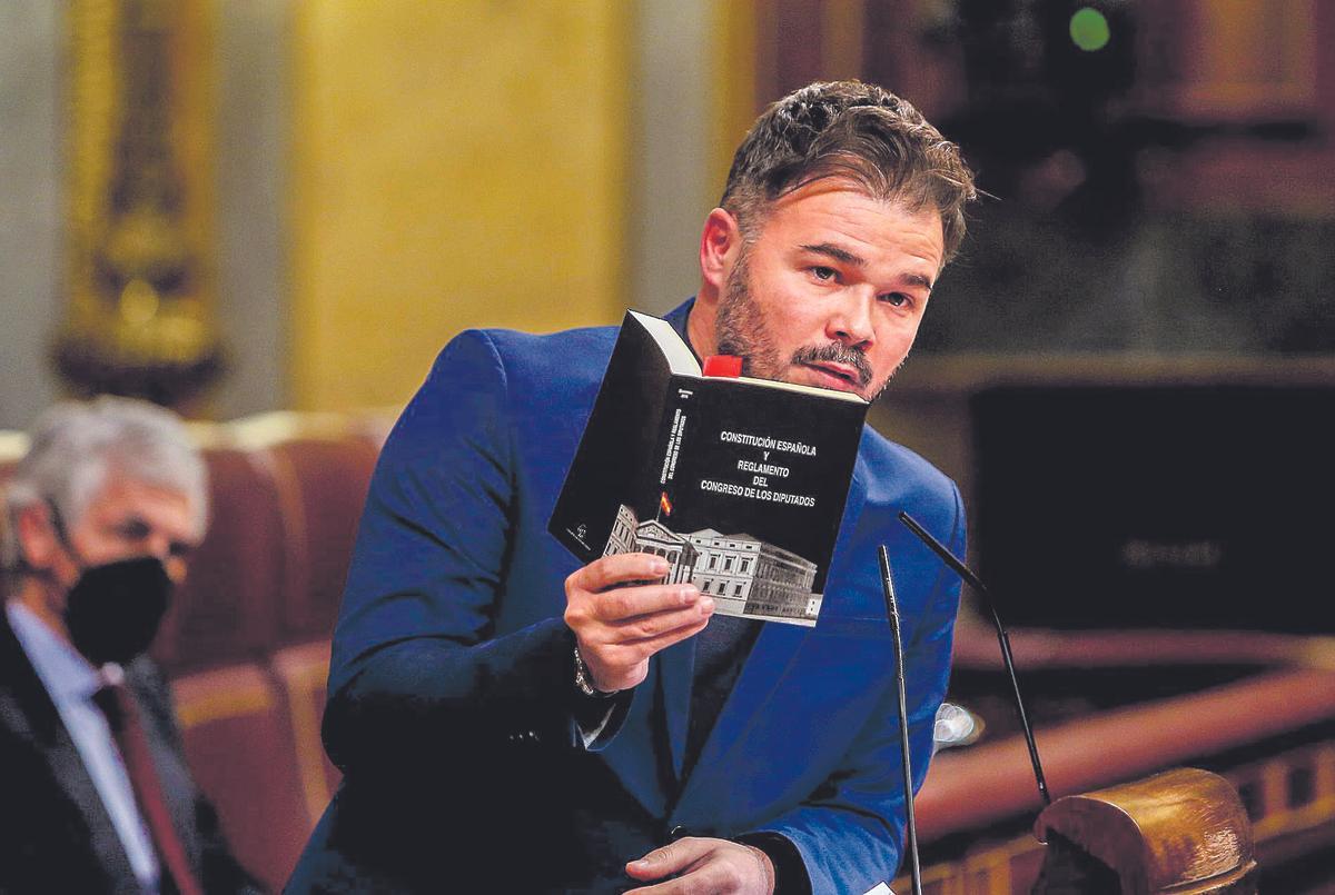El portavoz de ERC, Gabriel Rufián, con un ejemplar de la Constitución en la mano en la tribuna del Congreso	