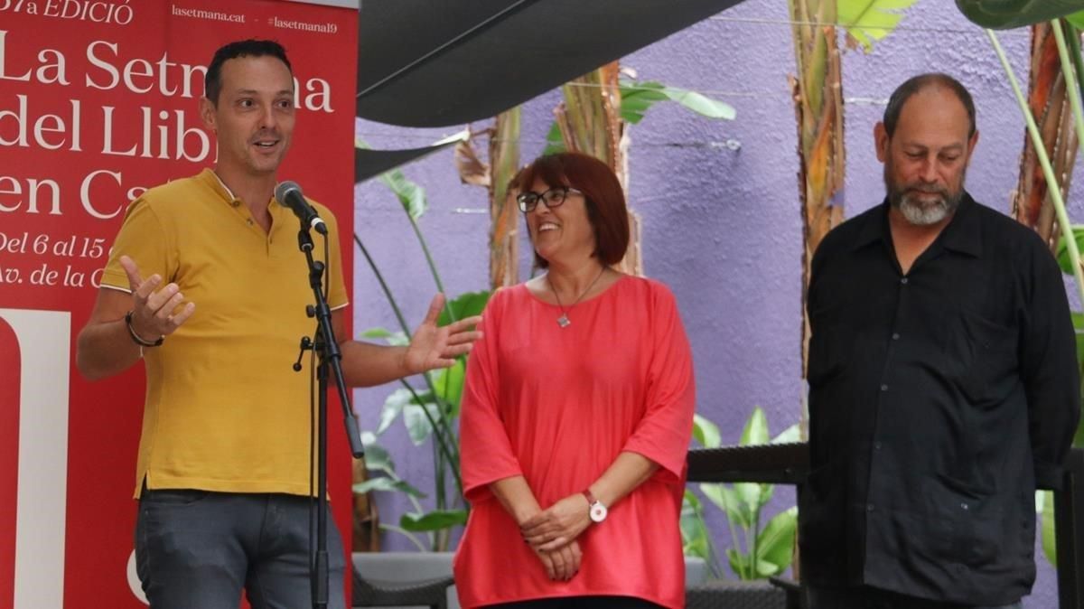 De izquierda a derecha, Joan Carles Girbés, Montse Ayats (presidenta de la Associació d’Editors en Llengua Catalana) y Joan Sala, este domingo en Barcelona De izquierda a derecha, Joan Carles Girbés, Montse Ayats (presidenta de la Associació d’Editors en Llengua Catalana) y Joan Sala, este domingo en Barcelona