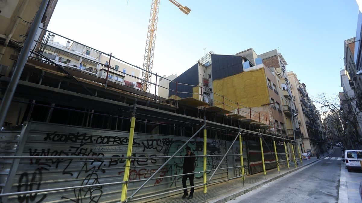 Edificio en construcción en la calle Poeta Cabanyes, 23, del barrio del Poble Sec. Edificio en construcción en la calle Poeta Cabanyes, 23, del barrio del Poble Sec.