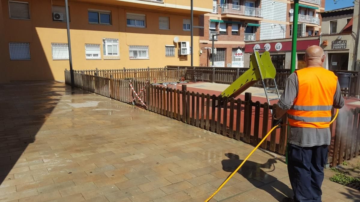 Operario de desinfección y limpieza en la Pl. del Doctor Trueta de Parets Operario de desinfección y limpieza en la Pl. del Doctor Trueta de Parets