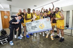 Los jugadores del Gran Canaria posan con el billete para la Copa que lograron en Badalona