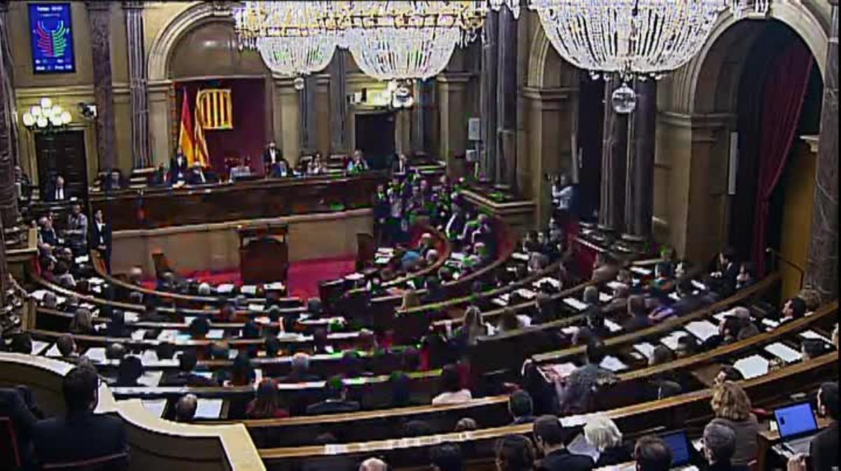 El Parlament aprueba con 72 votos a favor y 63 en contra la propuesta independentista. 