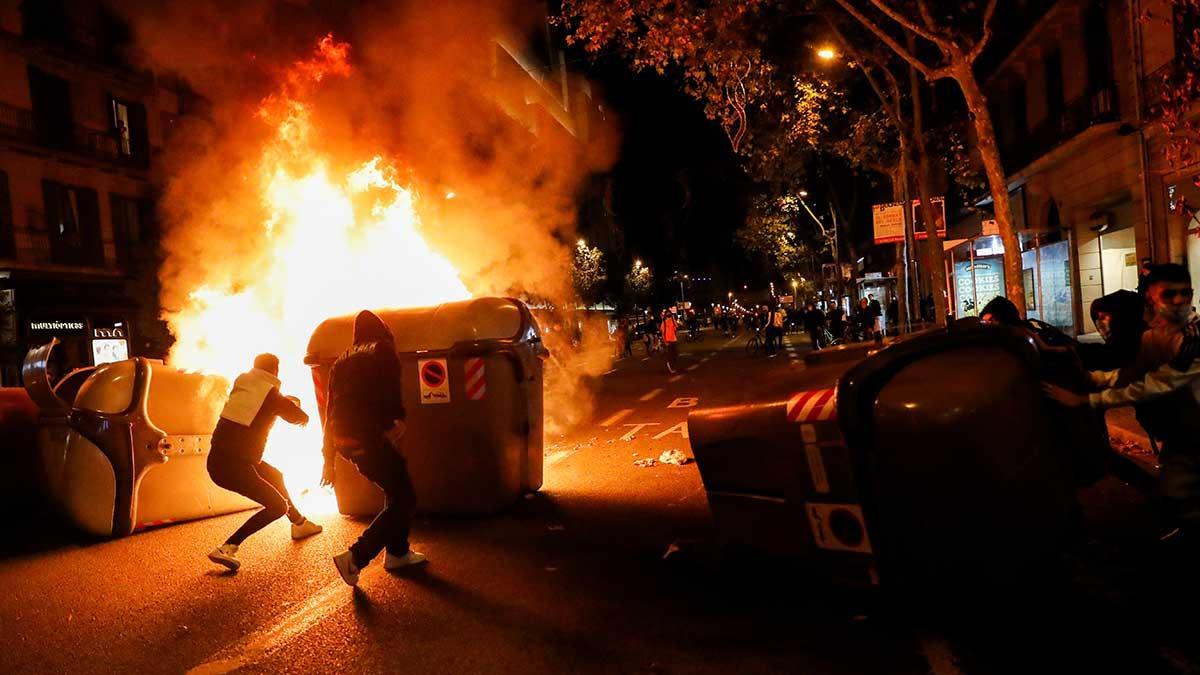 Manifestantes en contra de las restricciones del Covid han incendiado varios puntos en Barcelona. 