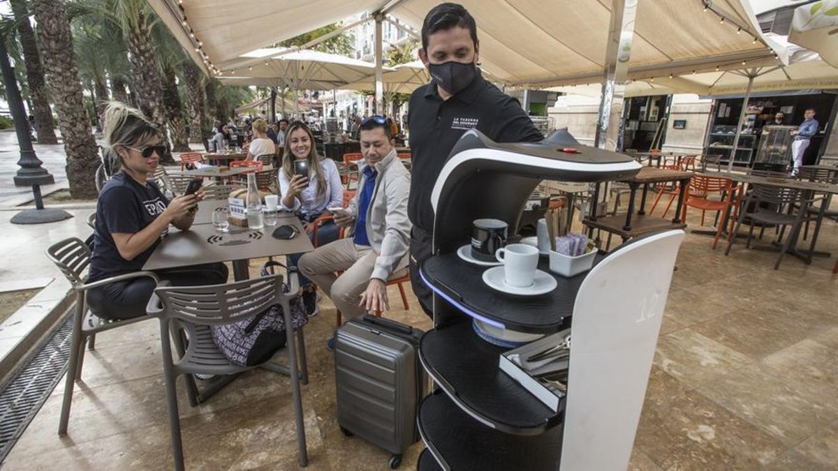 Restaurantes incorporan robots camareros para paliar la falta de personal Restaurantes incorporan robots camareros para paliar la falta de personal