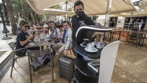 Restaurantes incorporan robots camareros para paliar la falta de personal