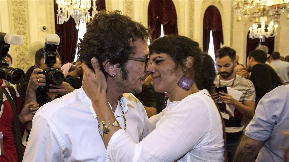 El alcalde de Cádiz, José María González, ’Kichi’, y la diputada de Podemos en Andalucía Teresa Rodríguez