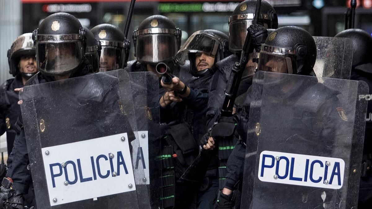 Policías nacionales, el 1-O en el colegio Ramon Llull de Barcelona. Policías nacionales, el 1-O en el colegio Ramon Llull de Barcelona.