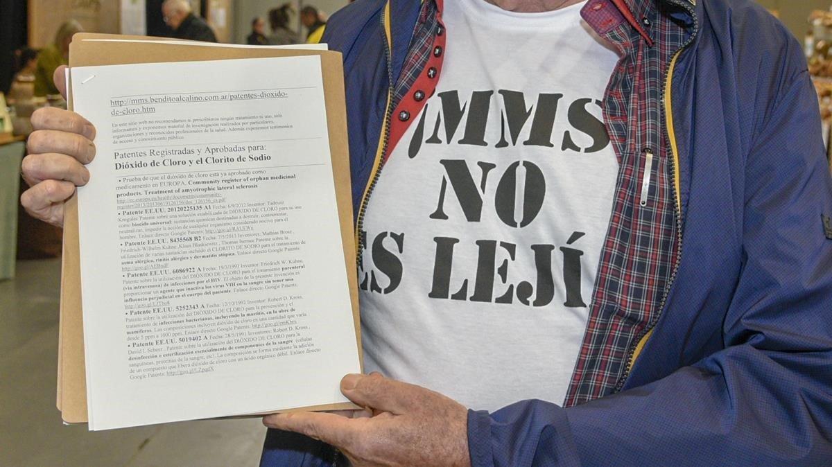 Un promotor de los beneficios terapéuticos del clorito sódico con una camiseta con el lema El ’MMS’ no es lejía
