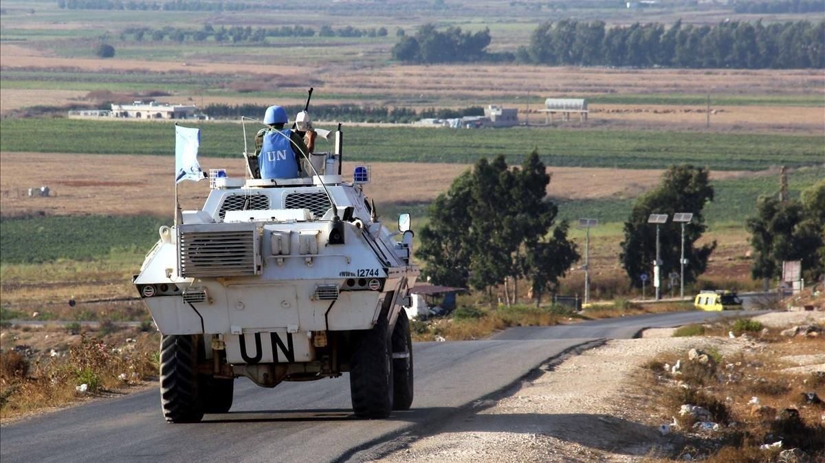 Vehículos de la fuerza de Naciones Unidas en el Líbano circulan por una carretera paralela a la frontera con el Líbano, este domingo. Vehículos de la fuerza de Naciones Unidas en el Líbano circulan por una carretera paralela a la frontera con el Líbano, este domingo.