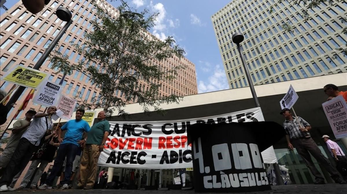 Afectados por las cláusulas suelo protestan en la Ciutat de la Justícia. Afectados por las cláusulas suelo protestan en la Ciutat de la Justícia.