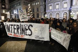 Concentración de interinos por la estabilización de sus puestos de trabajo, en la plaza Sant Jaume de Barcelona  