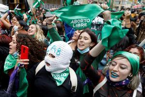 Mujeres celebran la decisión de la Corte Constitucional colombiana de aprobar la despenalización parcial del aborto.