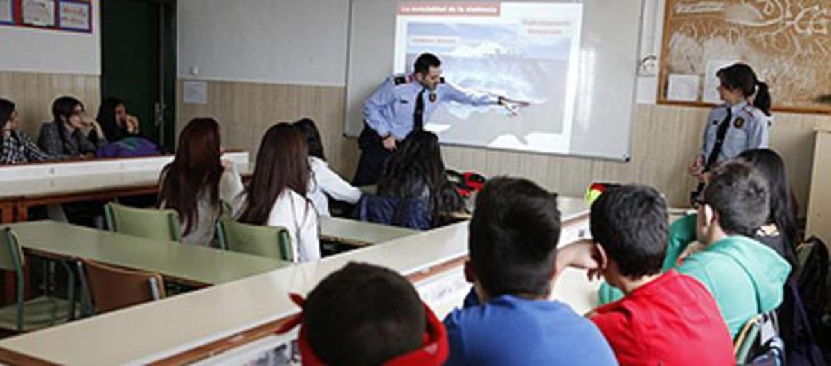Unos mossos imparten una charla sobre violencia de género en una escuela de Mollet. Unos mossos imparten una charla sobre violencia de género en una escuela de Mollet.