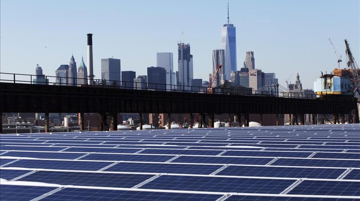 Paneles de energía solar en el barrio neoyorquino de Brooklyn, en Estados Unidos.