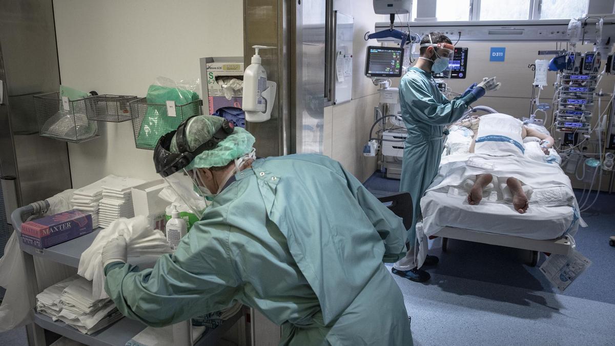 Pacientes ingresados por covid en la UCI del Hospital de la Vall d’Hebron 